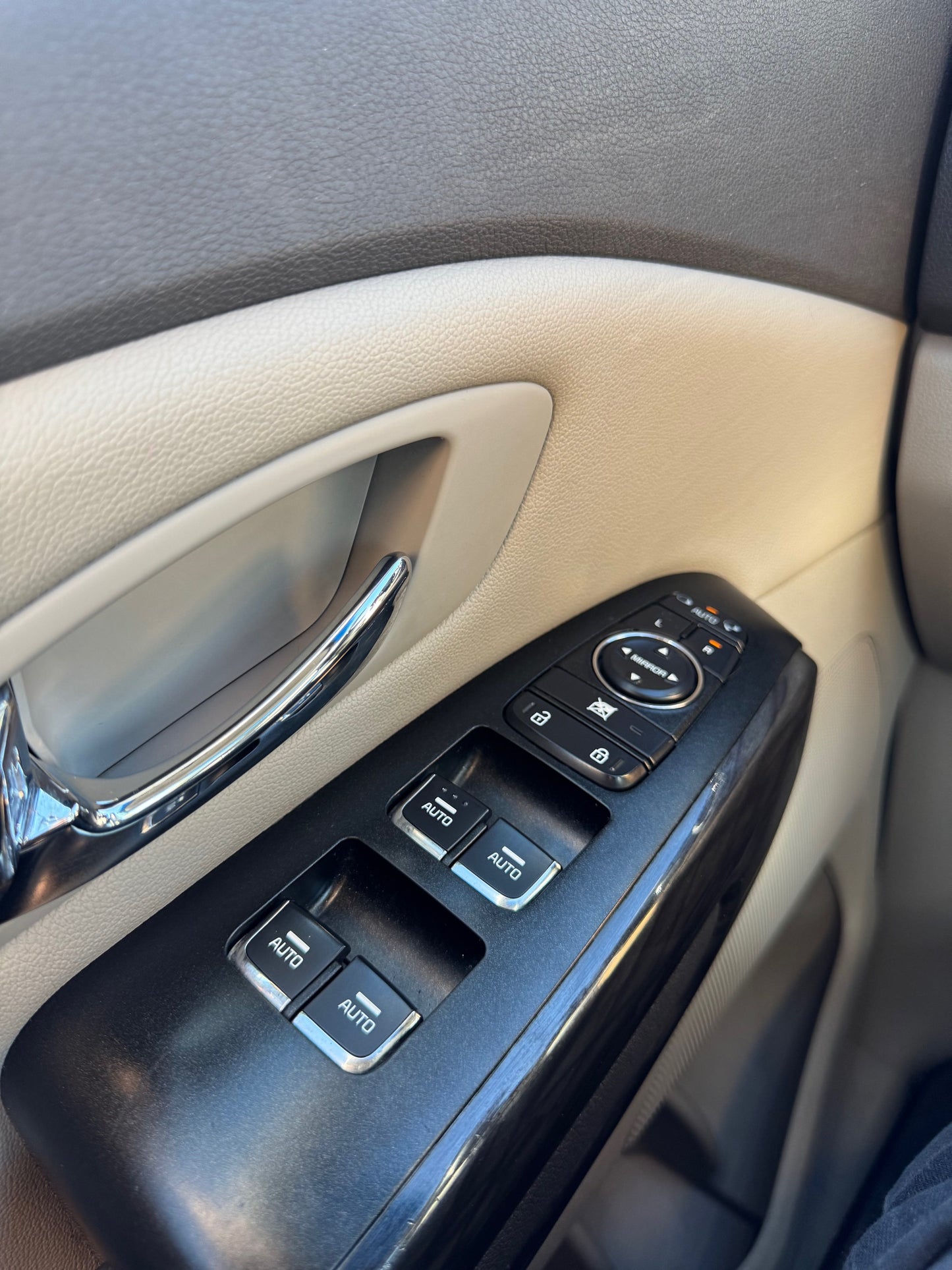 VENDIDO - KIA GRAND CARNIVAL LIMITED 2017