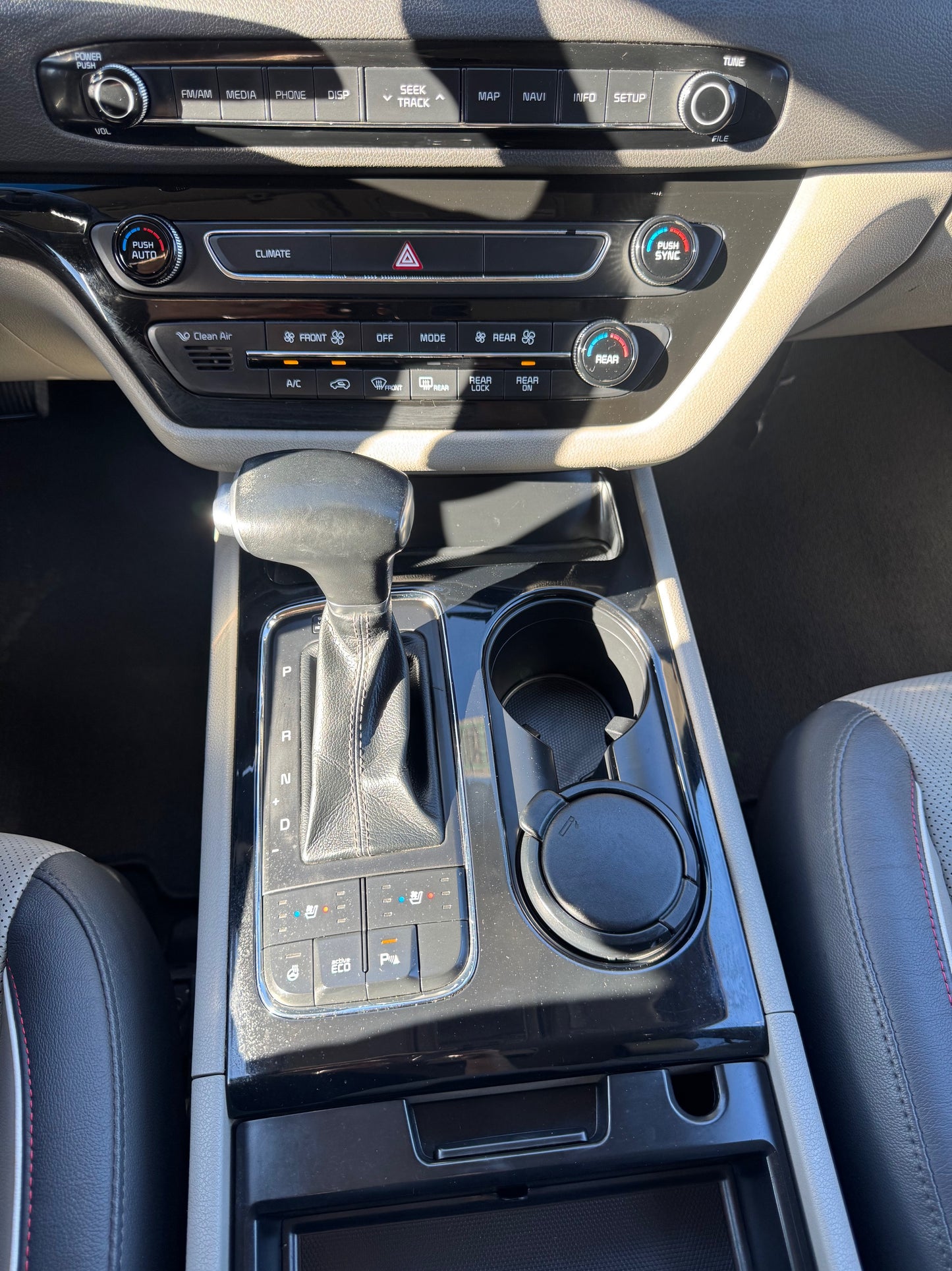 VENDIDO - KIA GRAND CARNIVAL LIMITED 2017
