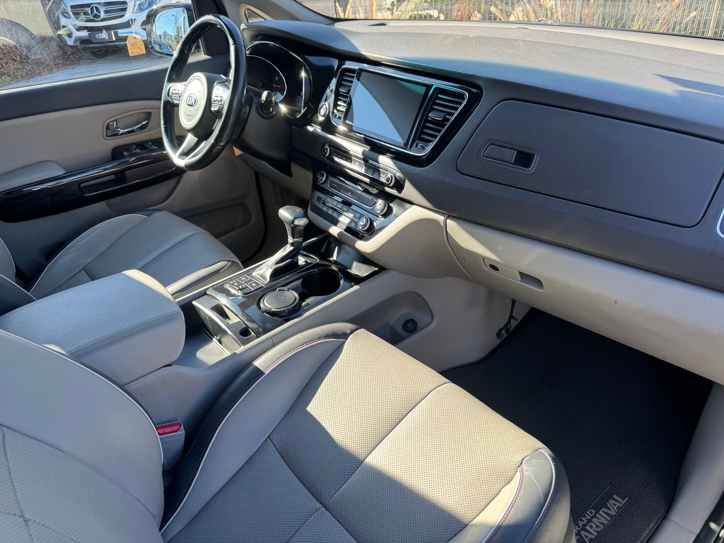VENDIDO - KIA GRAND CARNIVAL LIMITED 2017