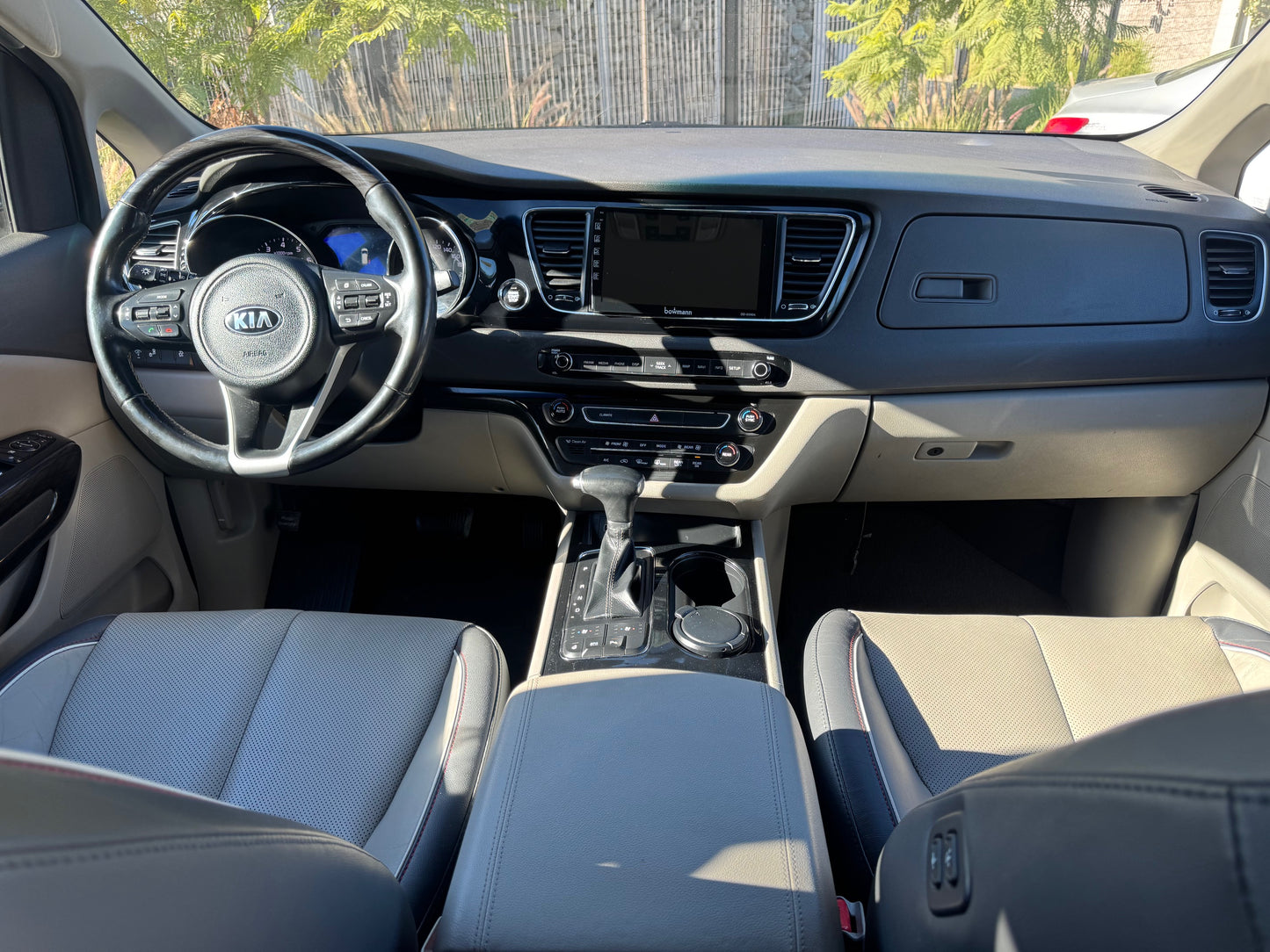 VENDIDO - KIA GRAND CARNIVAL LIMITED 2017