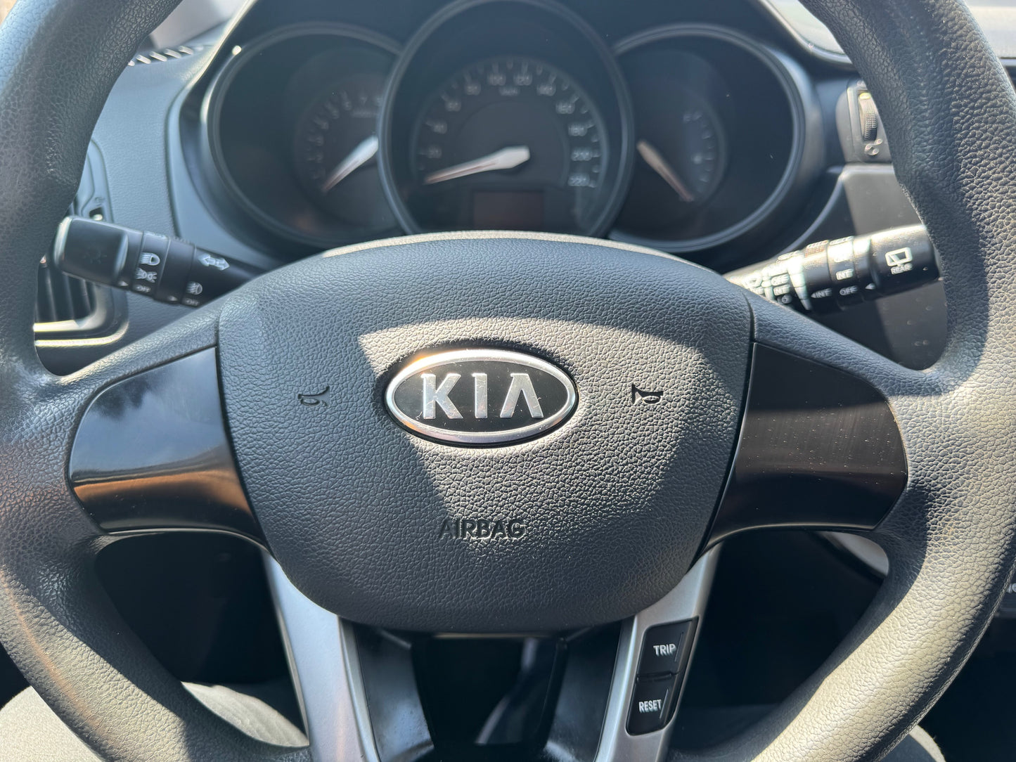 KIA RIO 5 FULL AIRE 2012
