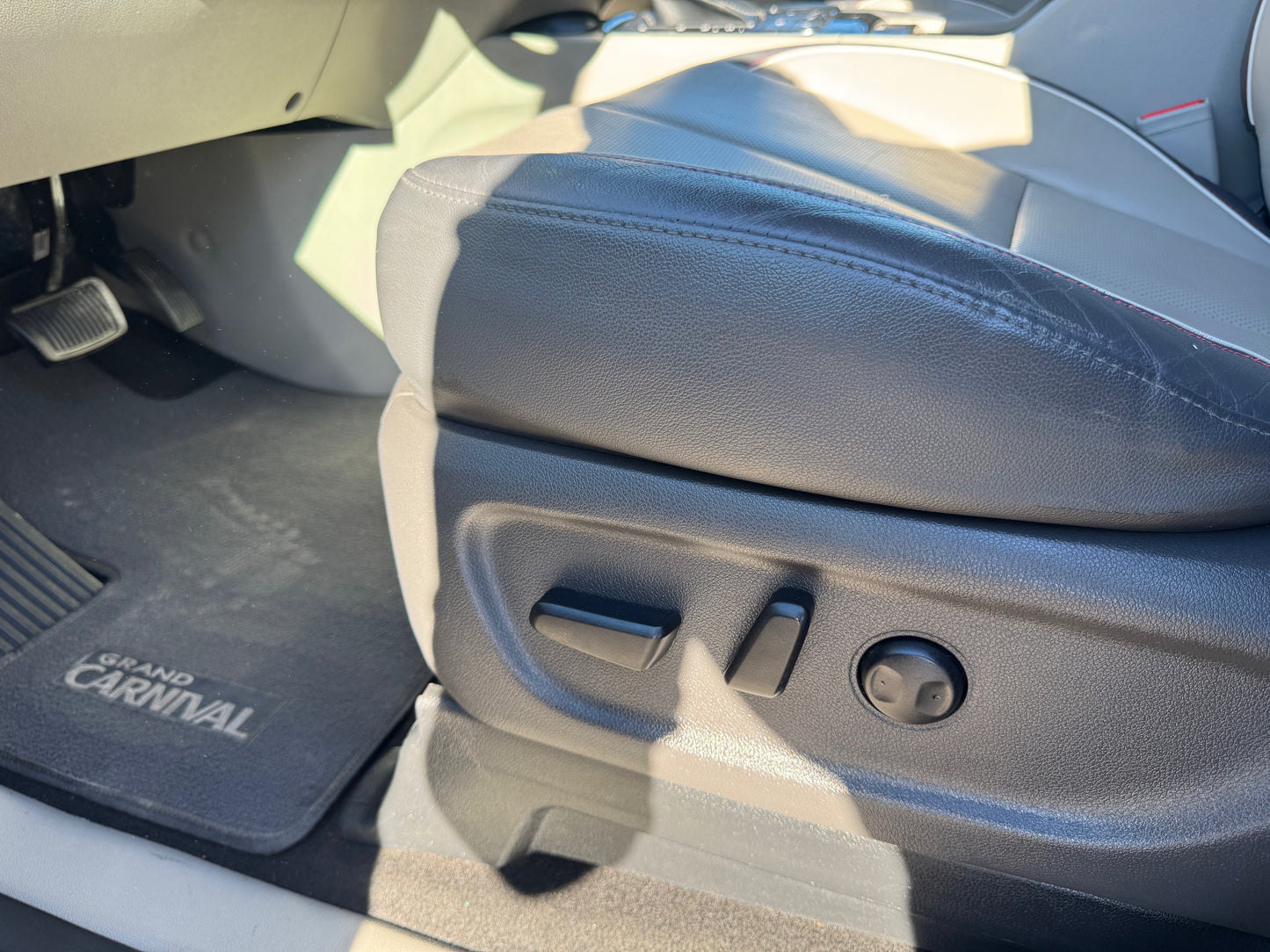 VENDIDO - KIA GRAND CARNIVAL LIMITED 2017