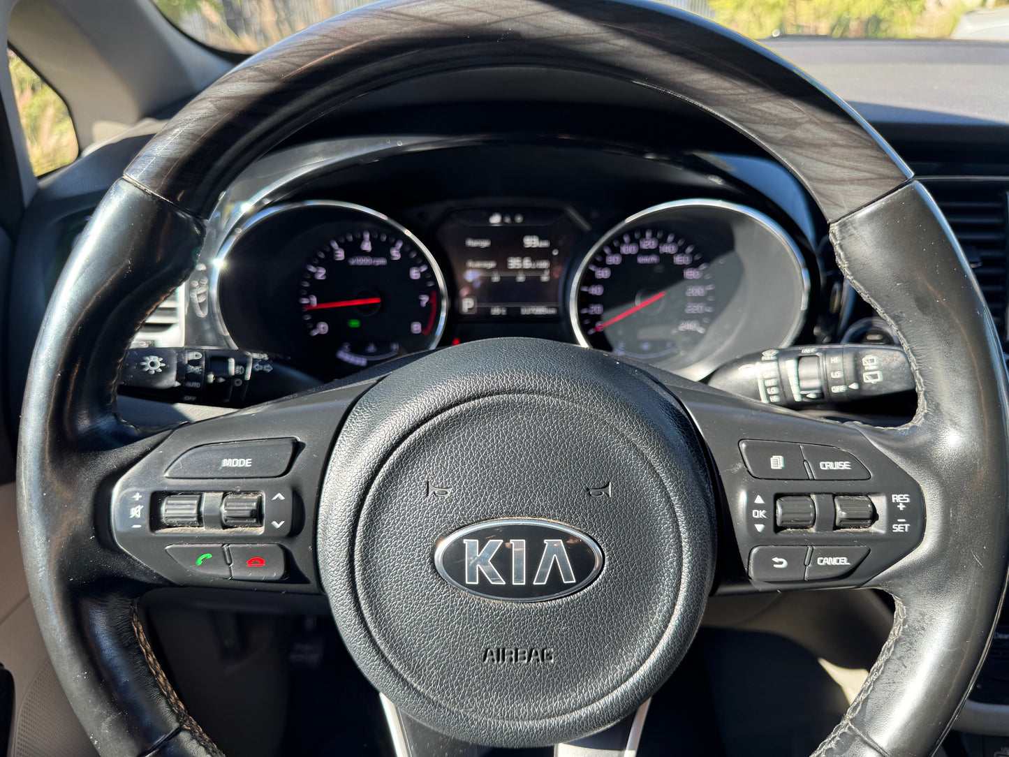 VENDIDO - KIA GRAND CARNIVAL LIMITED 2017