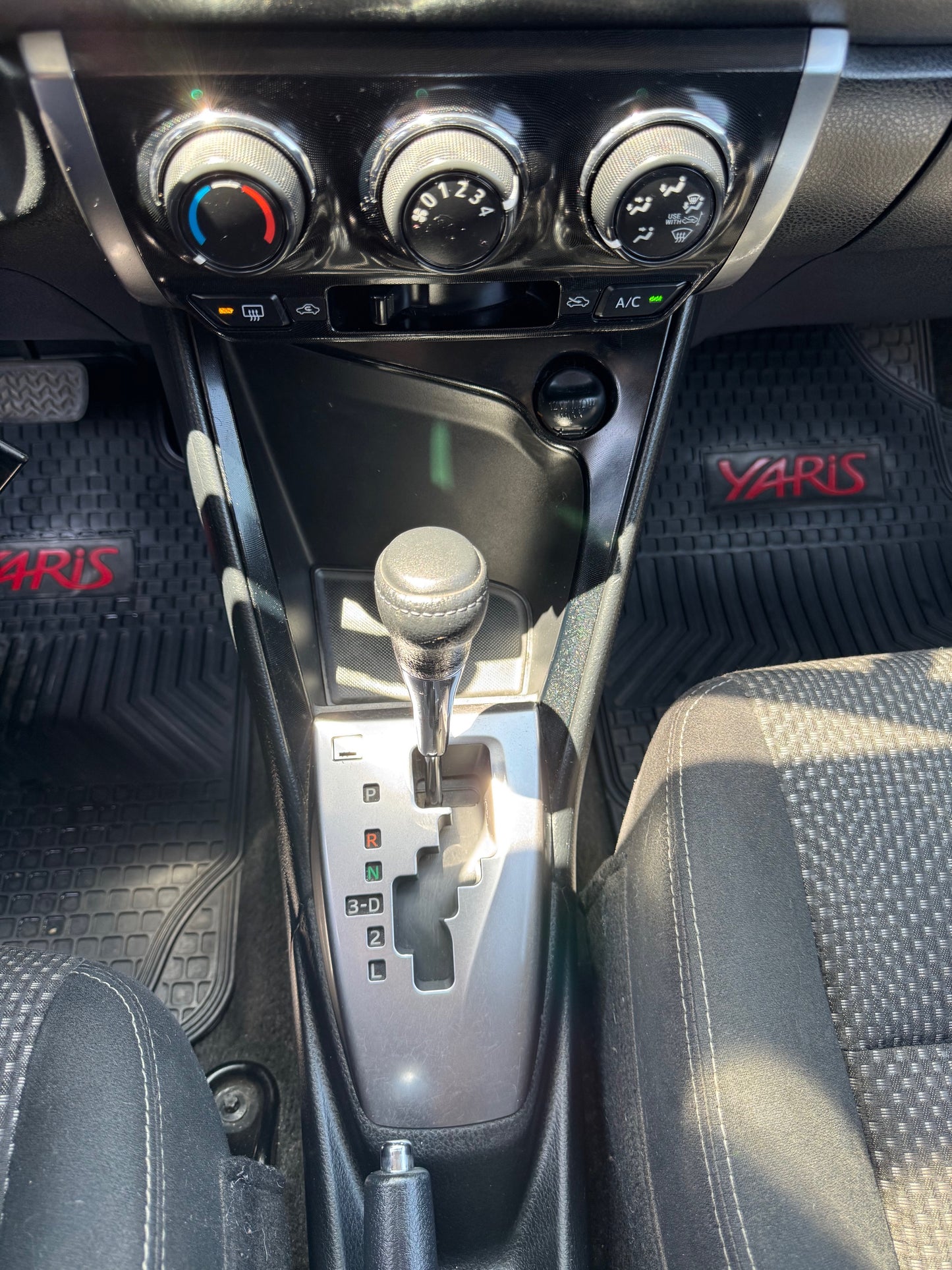 TOYOTA YARIS AUTOMATICO 2015