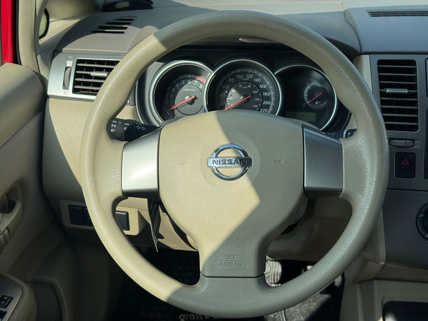 2014 NISSAN TIIDA AUTOMÁTICO SOLO 63.000 km