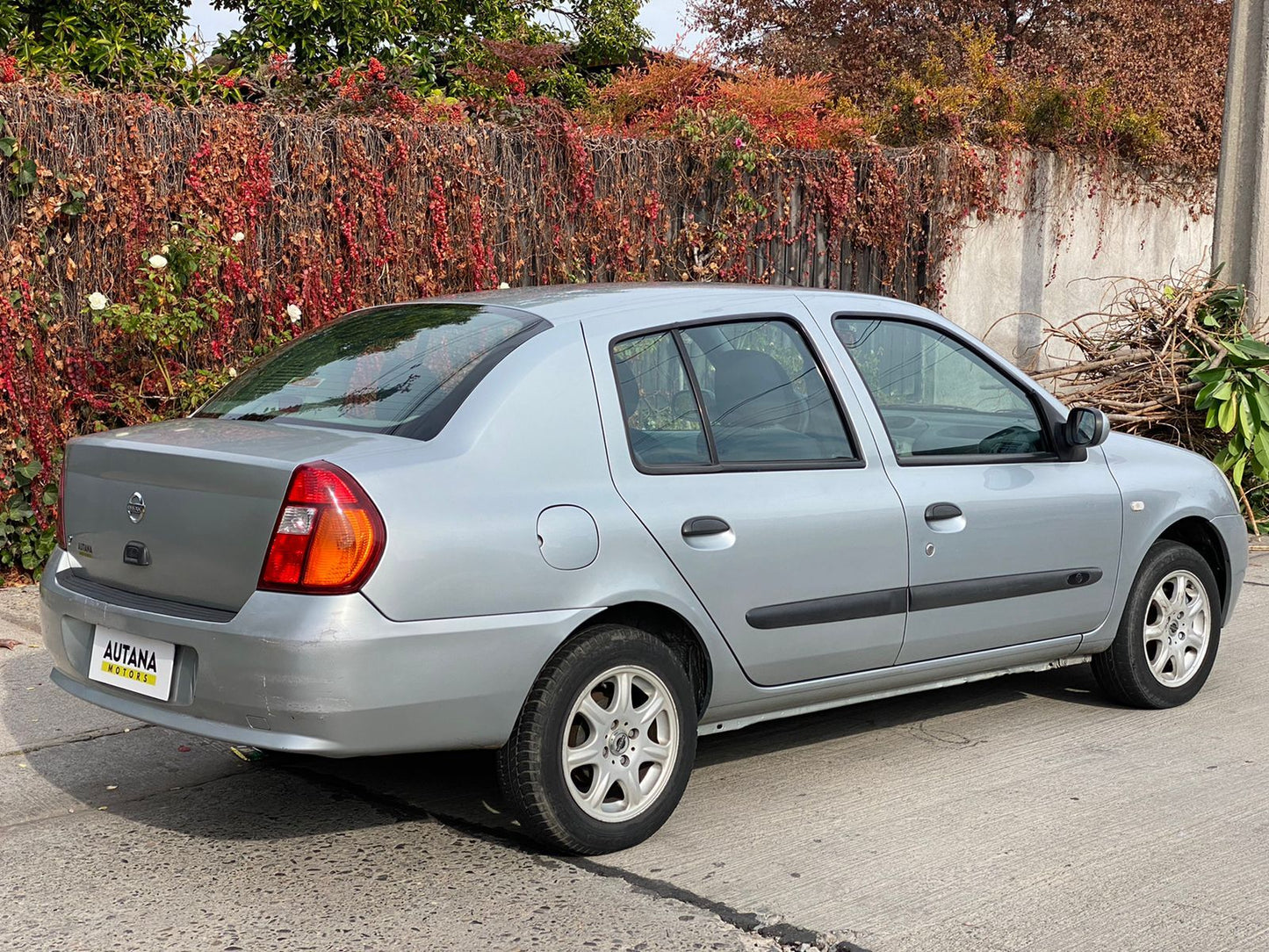 NISSAN PLATINA 2005 - Vendido