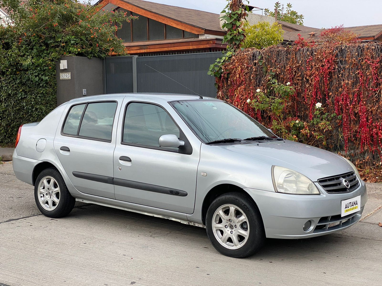 NISSAN PLATINA 2005 - Vendido