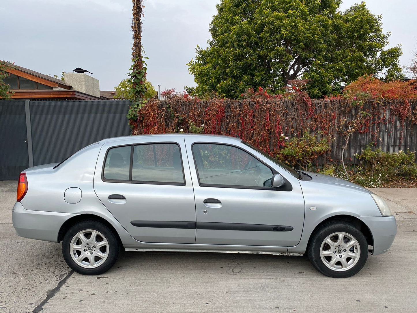 NISSAN PLATINA 2005 - Vendido