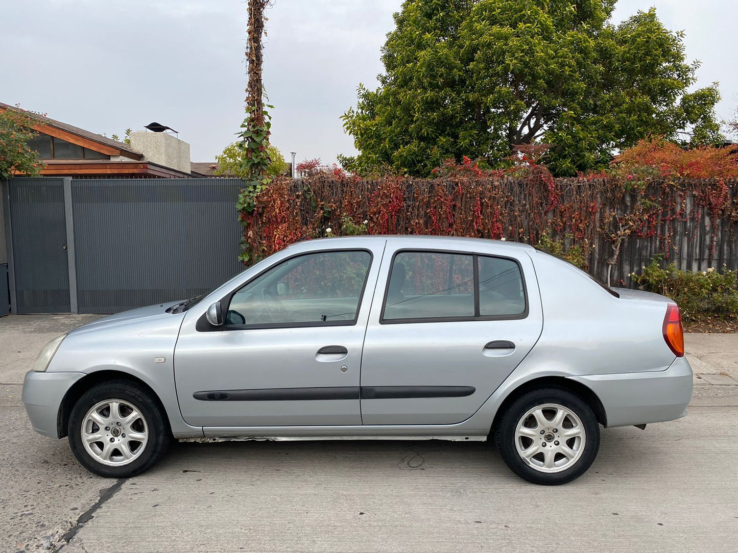 NISSAN PLATINA 2005 - Vendido