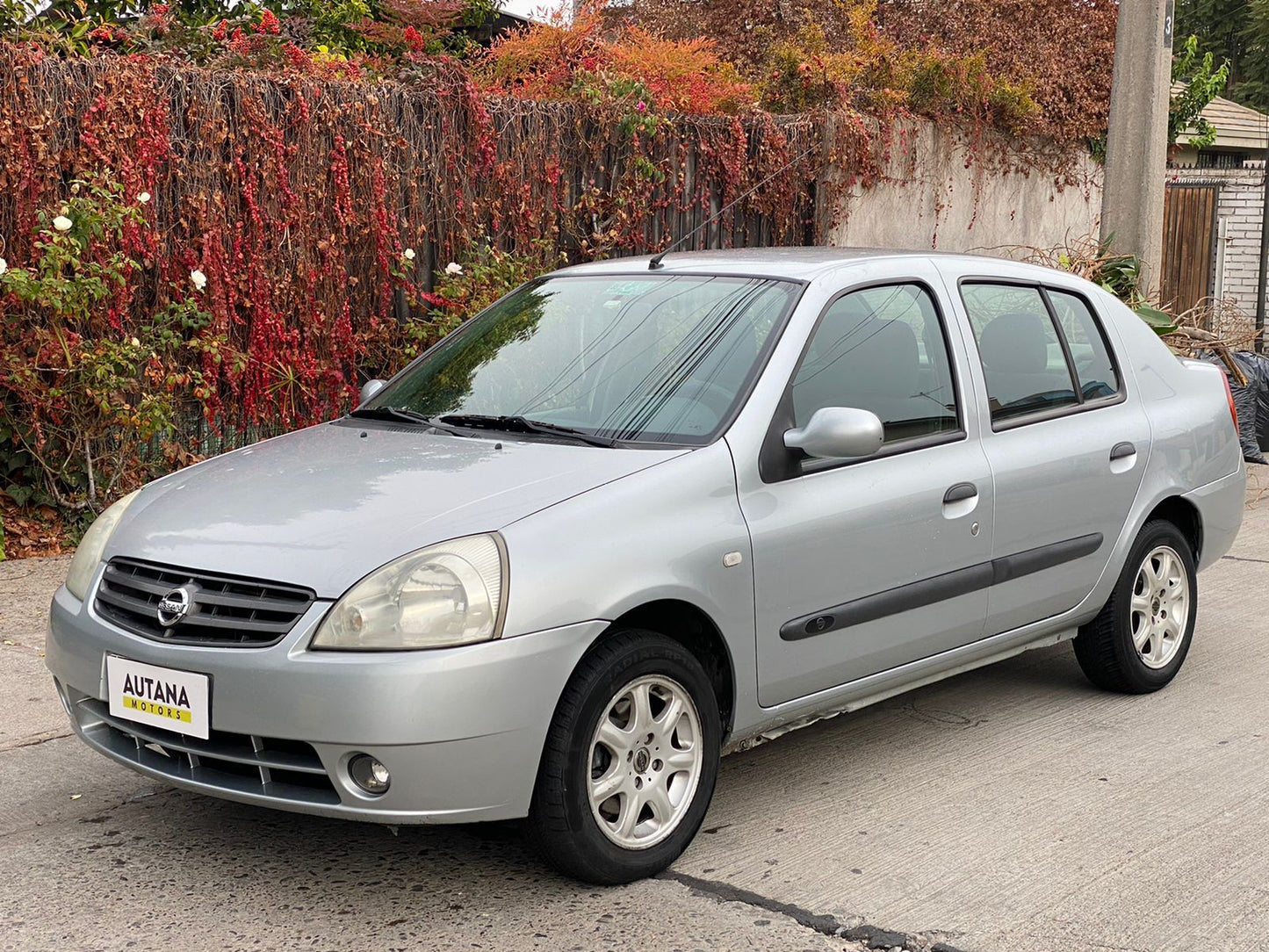 NISSAN PLATINA 2005 - Vendido